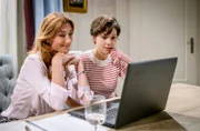 Eleni (Dorothée Neff, r. mit Daniela Kiefer, l.) fragt sich, ob Vroni aus dem Jenseits Kontakt mit ihr aufnehmen will.