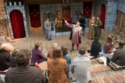 Theaterleiter Ralph (Peter Hambleton, Mitte) hat Großes vor mit seinem Laienensemble.