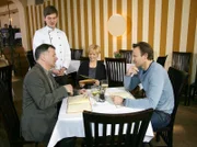 NDR Fernsehen IN ALLER FREUNDSCHAFT (523), "Schmerzgrenze", am Montag um 12:15 Uhr. Die Freunde Kathrin Globisch, Roland Heilmann und Martin Stein verbringen endlich mal wieder einen gemeinsamen Abend in Jakob Heilmanns Restaurant. Roland erzählt wie sehr er Pia vermisst, Kathrin schwärmt von ihrem Freund Tobias, nur Martin hat überhaupt keine Lust über die Trennung von Elena zu reden.