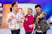 Die Ehrlich Brothers Chris (l.) und Andreas (r.) testen mit ihren Illusionen bei "1, 2 oder 2", ob Elton (M.) seinen Augen wirklich immer trauen kann.