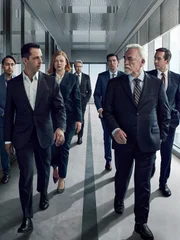 Vorne, l-r: Kendall Roy (Jeremy Strong), Logan Roy (Brian Cox). Mitte, l-r: Roman Roy (Kieran Culkin), Shiv Roy (Sarah Snook), Tom Wambsgans (Matthew MacFadyen). Hinter, l-r: Greg Hirsch (Nicholas Braun), Connor Roy (Alan Ruck)