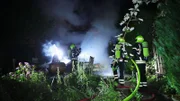 Freistaat Sachsen - Feuerwehrleute löschten den Brand in der Gartenlaube.