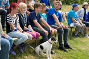 Auch Nelly (Jule-Marleen Schuck, 2.v.li.) und Cookie schauen beim Fußballspiel zu.
