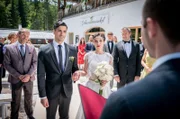 Das Glück von Eleni (Dorothée Neff, Mitte r.) und Leander (Marcel Zuschlag, Mitte l.) wird wahr, als sie heiraten. (mit v.l.n.r.: Soluna-Delta Kokol, Timo Ben Schöfer, Robin Schick, Dieter Bach, Felix Auer & Komparsen).