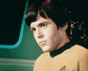 Fähnrich Chekov (Walter Koenig) hilft Lieutenant Sulu am Navigationspult.