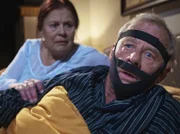 Charlotte Gauss (Ursula Karusseit) war voller Hoffnung, dass sich Otto Steins (Rolf Becker) Schnarchen durch das Tragen einer Schlafmaske verbessert. Leider kommen aber noch Atemaussetzer dazu.