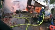 Feuerwehrmann beim Löschen eines Großbrandes.