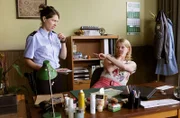Sophie Haas (Caroline Peters, r.) hält sich die Nase zu - Bärbel Schmied (Meike Droste, l.), die immer noch auf dem Bauernhof ihres Bruders aushilft, stinkt nach Kuhstall.