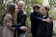 Oskar Schütz (Marek Erhardt, 2.v.l.) und Max Nordmann (Garry Fischmann, 2.v.r.) müssen Julia Burkhardt (Marisa Leonie Bach, l.) und Bettina Dudek (Josefine Israel, r.) auseinanderhalten. Was weiß Bettina Dudek über Julia Burkhardts Ex-Mann Sven Lambrecht?