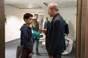 ARD/HR TATORT: DER TURM, Fernsehfilm, Deutschland 2018, Buch und Regie: Lars Henning, am Mittwoch (26.12.18) um 20:15 Uhr im ERSTEN. Bijan (Rauand Taleb, li.) und Paul Brix (Wolfram Koch). Im Hintergrund: Jonathan (Rouven Israel). © HR/Degeto/Bettina Müller, honorarfrei - Verwendung gemäß der AGB im engen inhaltlichen, redaktionellen Zusammenhang mit genannter HR-Sendung bei Nennung "Bild: HR/Degeto/Bettina Müller" (S2). HR/Pressestelle, Tel: 069/155-4954, Fax: -3005