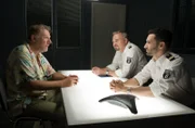 Axel Sommer (Oliver Breite, 2.v.r.) und Fahri Celik (Hassan Akkouch, r.) verhören Martin Gutmann (Hans Brückner, l.).