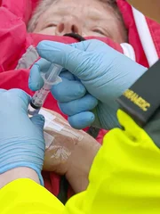 Ein Patient wird von einem Sanitäter behandelt.