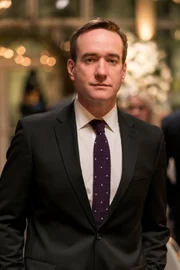 Tom (Matthew Macfadyen)