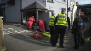 Rettungssanitäter helfen einem Mann am Unfallort.