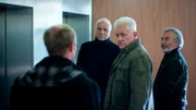 Im Polizeipräsidium treffen die beiden Münchner Kommissare Franz Leitmayr (Udo Wachtveitl, Mitte links) und Ivo Batic (Miroslav Nemec, Mitte rechts) auf Martin Hainer (Florian Brückner, links) aus dem Münchner Baudezernat.