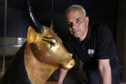 Egypt - Eissa Zidane with Tutankhamun's Hathor statue.