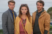 "Rosamunde Pilcher: Das Vermächtnis unseres Vaters" mit Lena Meckel als Iris (M.), Frederik Götz als Patrick (r.) und Raúl Richter als Marc (l.).