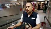 Yusuf hat eine Dose Thunfisch entdeckt, die geöffnet und gegessen wurde.