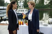 Jasmin Sayed (Sesede Terziyan, li.) hat alles für den Besuch der Polizeipräsidentin Alexandra Falkenbach (Marion Kracht, re.) im Revier vorbereitet.