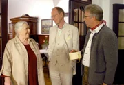 Erzkonkurrent Breitwieser (Gerd Anthoff, re.) will Regina (Ruth Drexel) mit einer Schachtel ihrer Lieblingspralinen verführen, doch Regina ist mehr für die Komplimente des Adligen von Lauenberg (Hans Peter Korff) empfänglich.