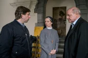 Schwester Christa (Inka Friedrich) maßregelt Ekki Talkötter (Oliver Korittke, li.), dass die Liebe zum Geld die Ursache allen Übels ist. Georg Wilsberg (Leonard Lansink) bekommt ebenfalls eine Abreibung: Er habe nicht gerade diskret gehandelt bei der unerlaubten Weitergabe ihrer Akten.