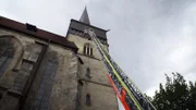 Das Rettungsteam rettet Menschen aus der Kirche.
