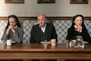 Beim gemeinsamen Abendessen ist Privatdetektiv Georg Wilsberg (Leonard Lansink) skeptisch: Hat eine der Ordensschwestern, Christa (Inka Friedrich, l.) oder Gudula (Katharina Blaschke, r.), den Mord begangen und das Geld gestohlen?