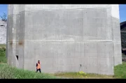 Ein Techniker vor einem Pfahl des Viadukts von Millau.