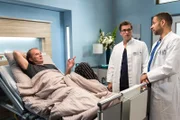 Alexander steht eine schwere OP bevor, doch er stimmt zu. V.l.n.r. Prof. Alexander Schellenberg (Marcus Bluhm), Elias Bähr (Stefan Ruppe), Dr. Matteo Moreau (Mike Adler)