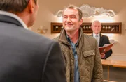 Theodor (Philipp Rafferty, vorne r.) behauptet vor Christoph (Dieter Bach, vorne l., mit Sepp Schauer, hinten), dass er eine Hochzeitsrede halten wird.
