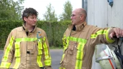 Die Feuerwehr rückt aus, um den Rettungsdienst bei der Entschärfung eines Grills zu unterstützen.