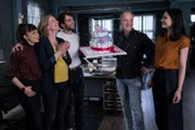 Oskar Schütz (Marek Erhardt, 2.v. r.), Max Nordmann (Garry Fischmann, M.), Sarah Khan (Pegah Ferydoni, r.) und Franzi Berger ( Paula Schramm, l.) gratulieren Lena Testorp (Anna von Haebler, 2.v.l.) zum bevorstehenden Nachwuchs.