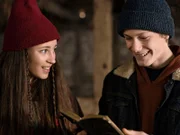 Tinka (Josephine Chavarria HĂ¸jbjerg) und Lasse (Albert Rosin Harson) freuen sich über ihren neuen Hinweis.