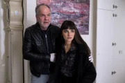 Franzi Berger (Paula Schramm, r.) und Oskar Schütz (Marek Erhardt, l.) stellen in der Wohnung des Opfers fest, dass die Gefahr noch nicht vorbei ist.