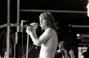 Ozzy Osbourne schrieb zunächst als Sänger der Hard Rock-Pioniere von Black Sabbath Musikgeschichte. Seine anschließende Solo-Karriere wurde immer wieder von seiner Drogensucht und tragischen Unfällen überschattet.