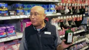 Fernando hat im Regal eine angebrochene Flasche Hochprozentiges entdeckt - im falschen Regal