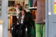 Bamberger ärgert sich, dass er den Massagesessel nicht abgekauft hat. Von links: Alois Preissinger (Erich Hallhuber sen.) und Roland Bamberger (Horst Kummeth).