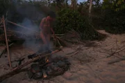 Suzanne Taylor kümmert sich in der Abenddämmerung um ihr Feuer.