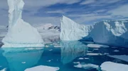 Vom Rand des großen antarktischen Eisschilds brechen immer mehr Eisberge ab.