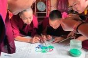 Sandmandalas – ein außergewöhnliches und streng buddhistisches Kunsthandwerk: das „Malen“ geheiligter Bildnisse mit Sand.