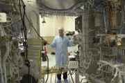 „P.M. Wissen“ Moderator Dr. Gernot Grömer vor dem „technischen Zwilling“ der Weltraumsonde HERA. An diesem fluguntauglichen Modell werden alle elektrischen Manöver getestet.