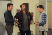 Gregor und Ludwig sprechen mit dem Kammerjäger über die kommenden Maßnahmen. Von links: Ludwig (Martin Wenzl), Gregor (Holger Matthias Wilhelm) und Rudi Kellerer (Stefan Gilly).