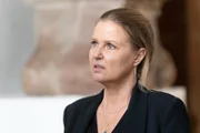 Vera Lanz will nicht glauben, dass Noah de Boer schuldig ist, und spricht mit dem Richter über ihr ungutes Gefühl.