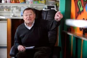 Alois Preissinger (Erich Hallhuber sen.) hält an der Geschäftsidee mit dem Massagesessel fest.
