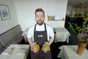 FinnInnen sind FeinschmeckerInnen: Chefkoch Filip Langhoff kreiert aus konserviertem Gemüse in seinem Restaurant in Helsinki kleine Kunststücke.