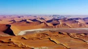 Riesige Wanderdünen prägen die Wüstenlandschaft im Namib-Sandmeer.