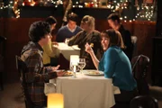 Sehr zur Freude von Frankie (Patricia Heaton) führt ihr Sohn Axl (Charlie McDermott) sie zum Essen aus ...