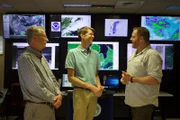 In der National Oceanic and Atmospheric Administration in Grand Rapids, Michigan, besprechen der Ozeanograph Dave Schwab (l.) und der Meteorologe Dan Cobb (m,) mit Josh (r.) ihre Wetterergebnisse während des Absturzes von Flug 2501.