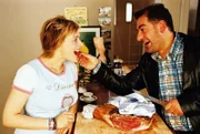 Biene (Isabel Tuengerthal, l.) und Otto (Hasan Ali Mete, r.) lassen sich die mitgebrachten italienischen Spezialitäten schmecken.