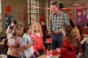 Brick hat sich in die hübsche Autumn (Isabella Acres, M.) verknallt, will aber auf gar keinen Fall, dass sie davon erfährt. Doch dann verplappert sich Mike (Neil Flynn, r.) ...